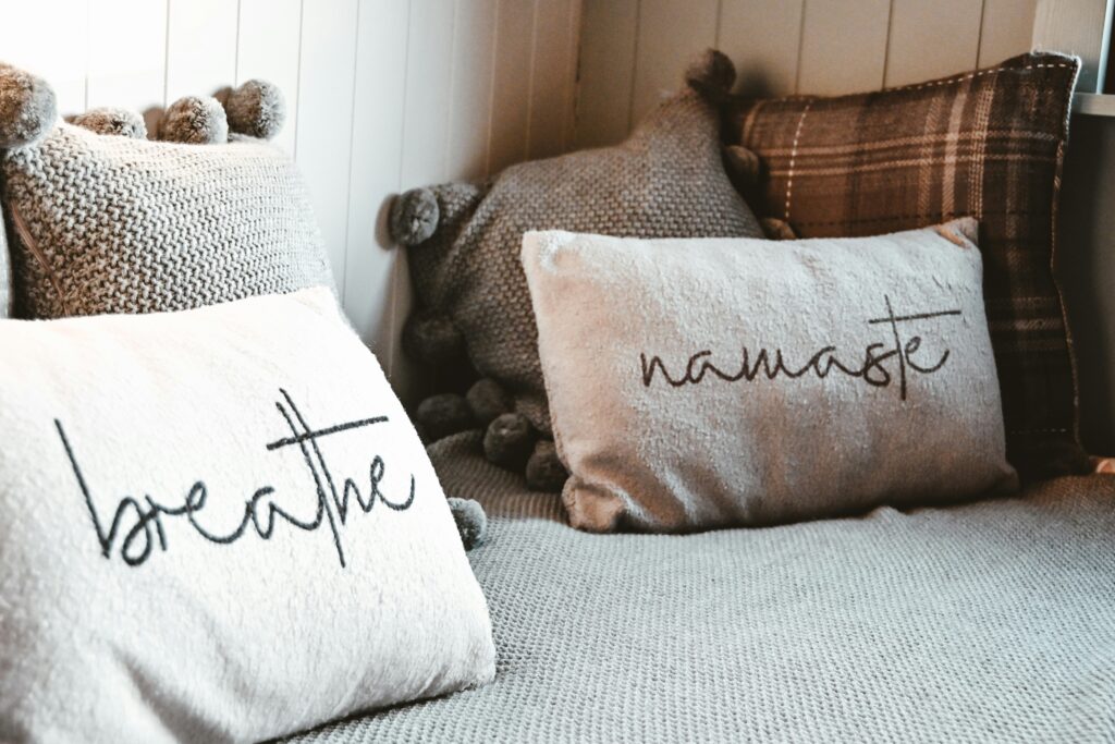 Maximizing Small Spaces with Throw Pillows: Big Impact in Cozy Corners